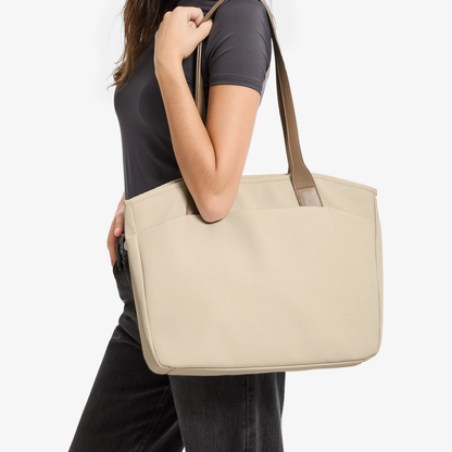 Elegancka torba tote na laptopa o uniwersalnym zastosowaniu do pracy i podróży